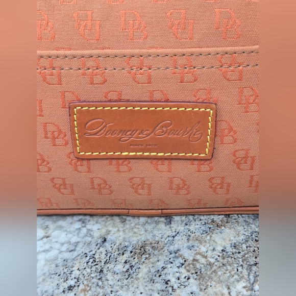 Dooney & Bourke crossbody bag in orange/salmon EUC - Picture 2 of 15
